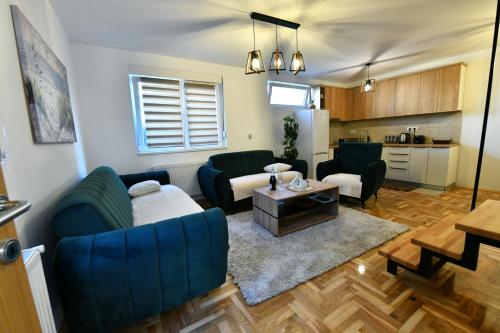 Apartman CENTAR Kraljevo stan na dan smestaj u Hajduk Veljkova strogi centar pesacka zona sa terasom patiom zvučnom izolacijom parkingom