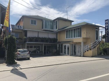 Hotel Djerdan Kraljevo smeštaj u Žičkoj ulici blizu manastira Žiča sa restoranom i sopstvenom garažom