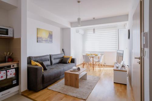 Prijatna i svetla spavaća soba u apartmanu Ana u Kraljevu sa čistom posteljinom i detaljima koji pružaju domaći osećaj.