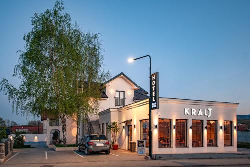 Hotel Kralj Kraljevo smestaj stan na dan u Zicka 384 kod manastira Zica sa otvorenim bazenom restoranom sefom parkingom