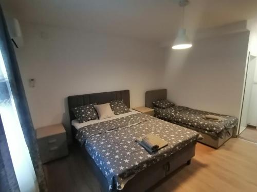 Apartman Ika 3N Kraljevo stan na dan smestaj u Jovana Deroka 73 sa patiom klimom internetom besplatnim parkingom