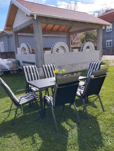 Apartman 23 Kraljevo Kovaci stan na dan smestaj u Ribnici kod manastira Zica sa dve spavace sobe kadom ves masinom parkingom