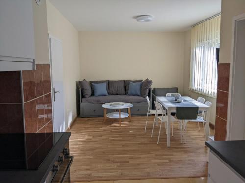 Affordable and Newly Renovated 1-bedroom Apartment Kraljevo stan na dan smestaj u Karadjordjevoj Stara carsija sa terasom parkingom