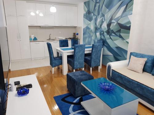Svetla i prostrana soba u apartmanu KEJ BLUE u Kraljevu sa pogledom na reku, modernim plavim detaljima i obezbeđenim parking mestom.
