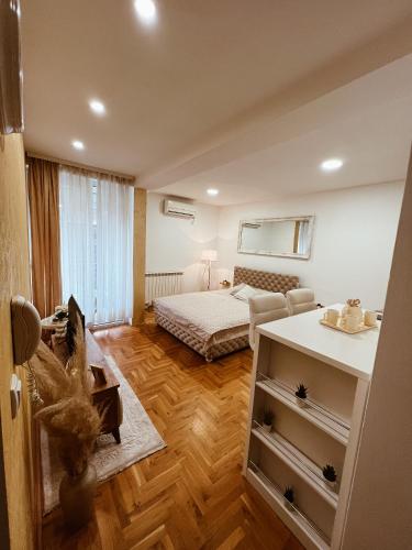 Elegantno opremljen enterijer apartmana Puket u Kraljevu sa udobnim nameštajem, modernom rasvetom i dekorativnim detaljima.