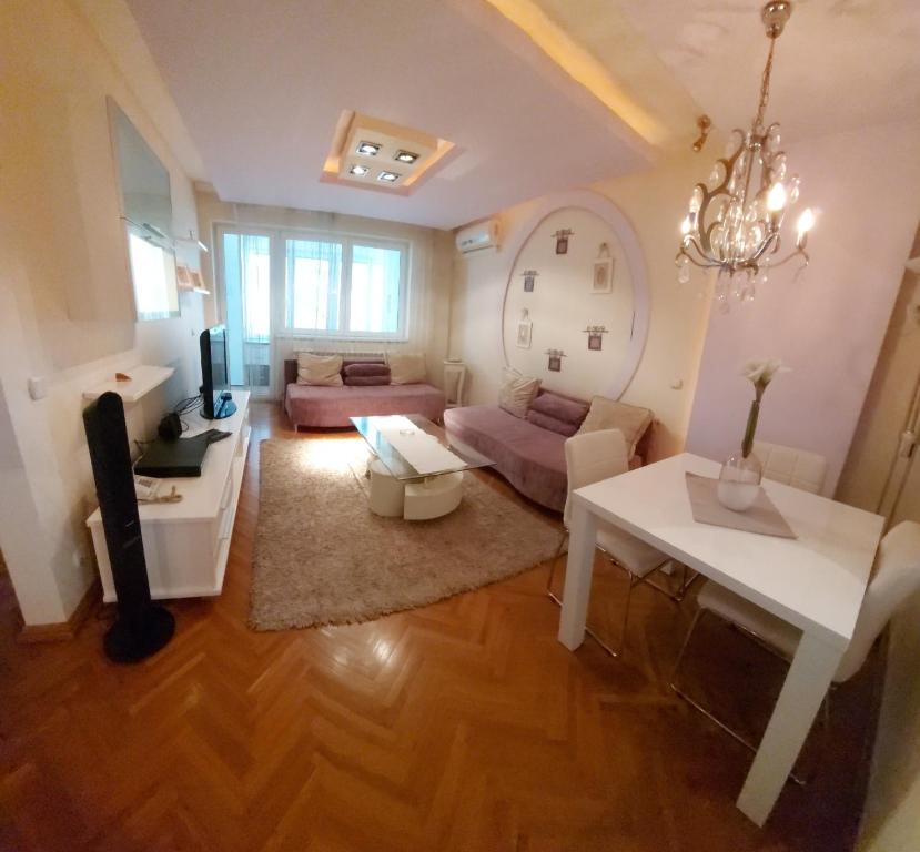Hotel Crystal Depandans Kraljevo stan na dan smeštaj u Ibarskoj ulici prostrani apartmani sa parkingom
