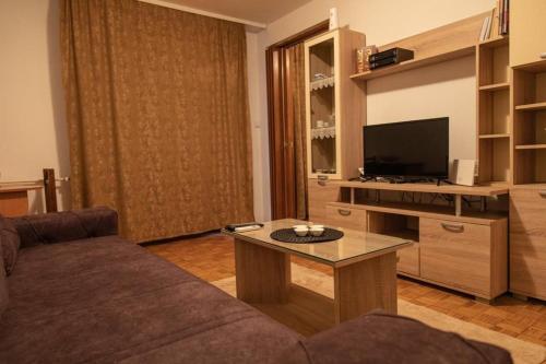 Apartman TWO Kraljevo Dositejeva stan na dan smestaj u Dositejeva 19 sa patiom klimom internetom i besplatnim parkingom