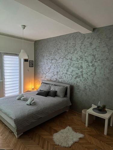 Svetla unutrašnjost Loli apartmana u Kraljevu sa pogledom na uređenu kuhinju, udoban nameštaj i izlaz na privatnu terasu.