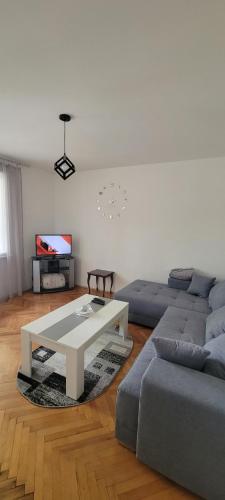 Apartman Kraljevo-ceo stan privatan parking Kraljevo smestaj u Dimitrija Tucovica kod Mose Pijade sa balkonom kadom