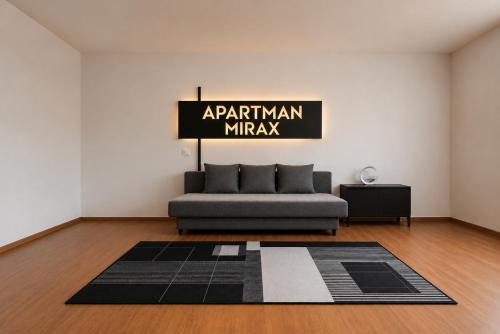 Luksuzno opremljen dnevni boravak sa modernim osvetljenjem i detaljima u apartmanu Mirax Kraljevo.