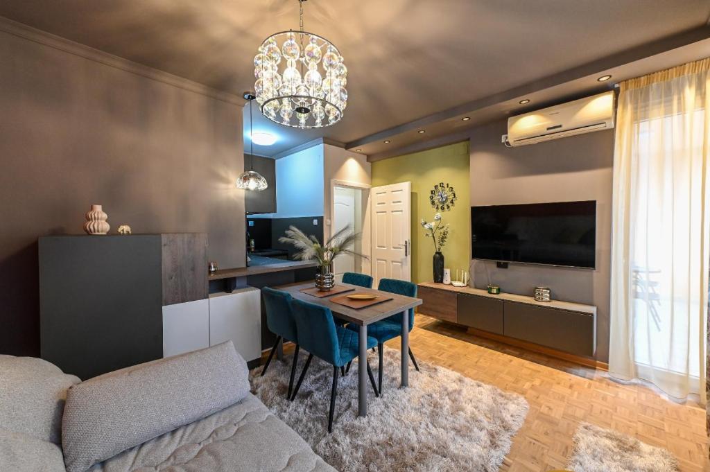 Svetla i moderno nameštena dnevna soba u apartmanu Bane 5 u Kraljevu.